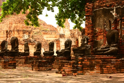 Buddhas sans tete et sans mains, pillées après guerre car recouverts d'or... Ruines d'Ayutthaya